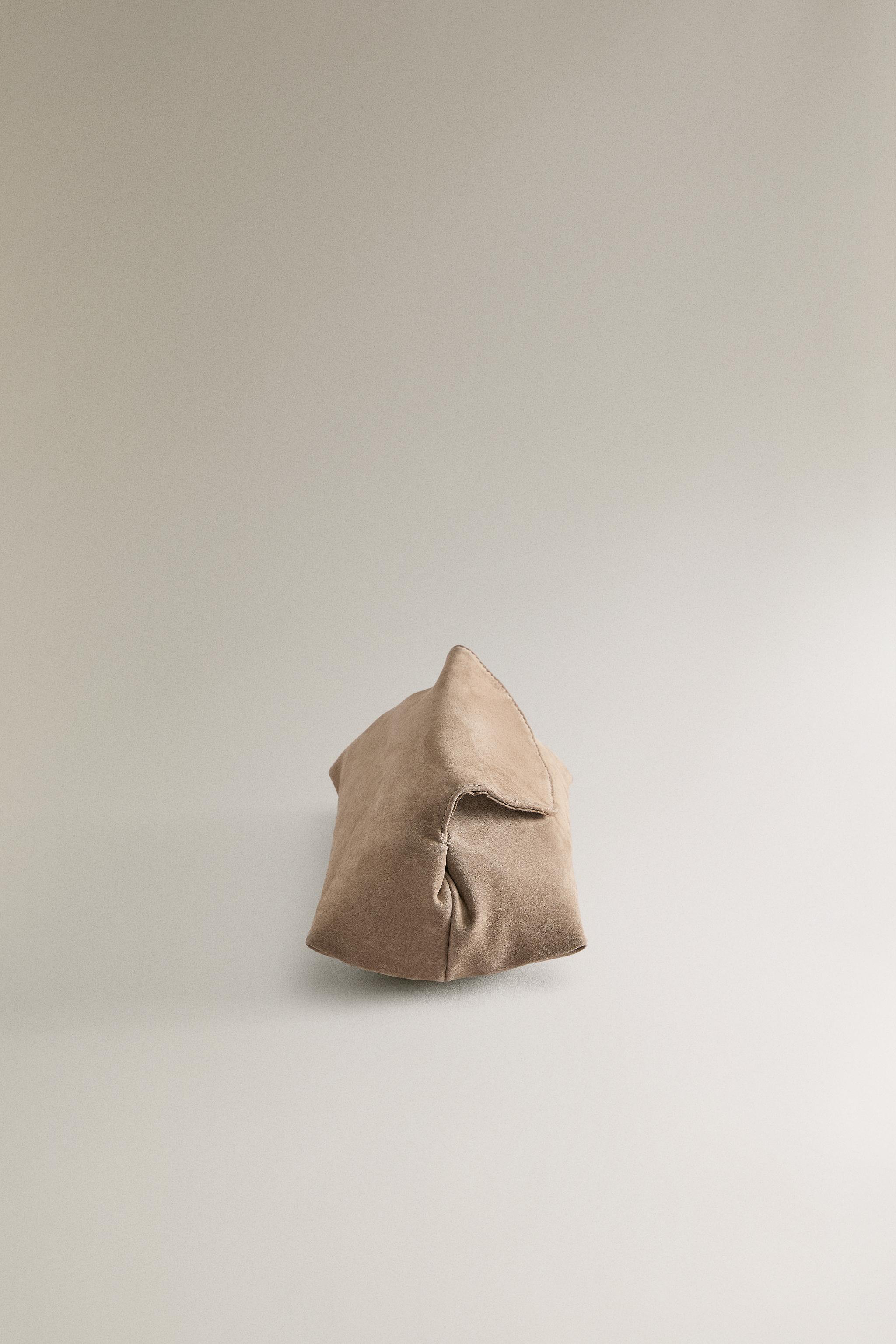 TOILETRY BAG IN SOFT LEATHER